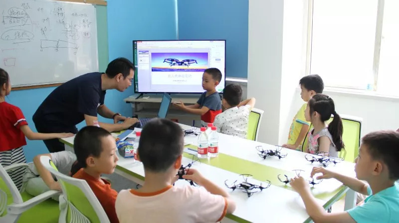 【活動(dòng)回顧】無人機(jī)與機(jī)器人體驗(yàn) 用科技點(diǎn)亮未來工程師夢(mèng)想